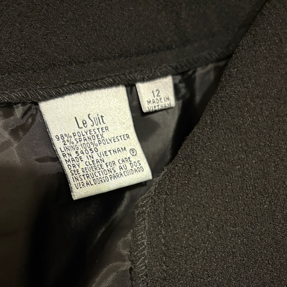 Le Suit Women's Black Blazer with Gold Button - Picture 7 of 10